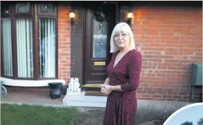  ??  ?? Sally Kavanagh outside her home and (inset right) her sister Lucinda with husband Michael
Xxxx yyyy