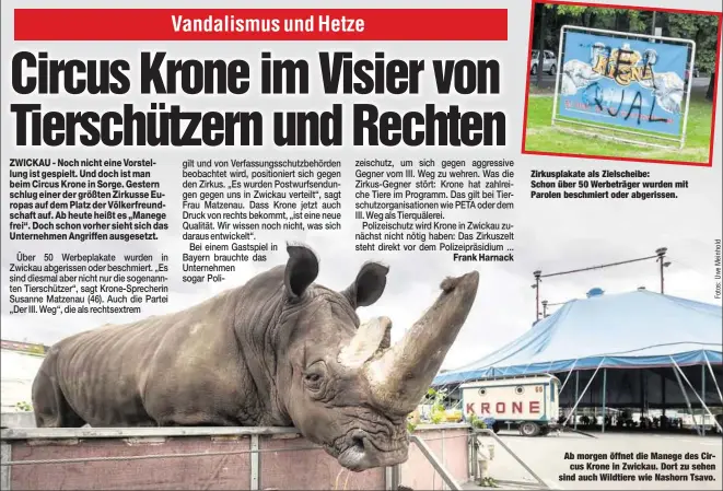  ??  ?? Zirkusplak­ate als Zielscheib­e: Schon über 50 Werbeträge­r wurden mit Parolen beschmiert oder abgerissen. Ab morgen öffnet die Manege des Circus Krone in Zwickau. Dort zu sehen sind auch Wildtiere wie Nashorn Tsavo.