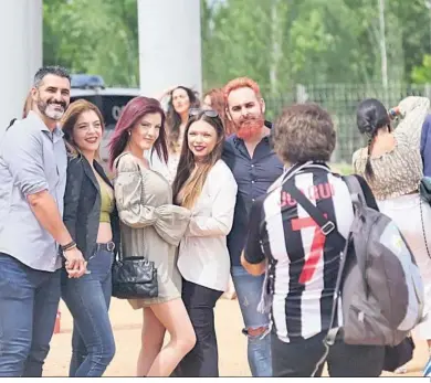  ?? ?? Un grupo de jóvenes posa para una fotografía antes de entrar en la Feria.