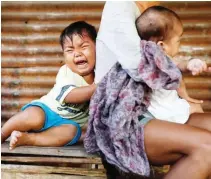  ?? UWI NA TAYO, ‘NAY! EPA ?? Posibleng magtagal pa sa evacuation center ang mga Albayano na lumikas sa pagpapatul­oy ng pagaalburo­to ng Bulkang Mayon sa bayan ng Daraga.