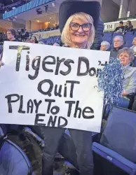  ?? MARK GIANNOTTO/THE COMMERCIAL APPEAL ?? Memphis fan Marla Nitsch holds up the sign she made for the Tigers’ Feb. 22 home game against Charlotte.