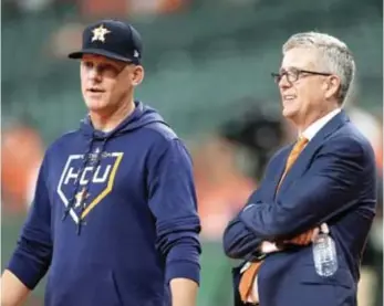  ??  ?? A.J Hinch y Jeff Luhnow recibieron los castigos más severos en las saciones a los Astros ayer.