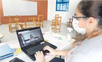  ??  ?? Maestros enseñan a distancia desde las pocas escuelas y colegios que tienen conectivid­ad.