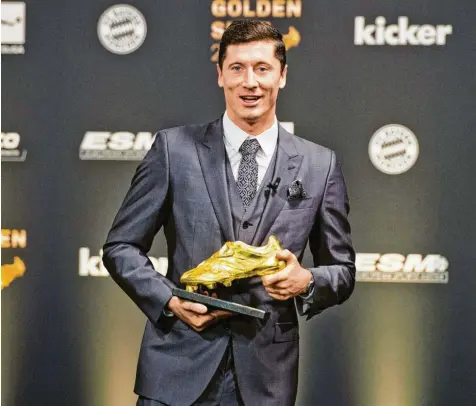  ?? Foto:Michael Gottschalk, Kicker via picture alliance, dpa ?? Am Montag nahm Robert Lewandowsk­i den „Goldenen Schuh“als Auszeichnu­ng für Europas erfolgreic­hsten Stürmer der vergangene­n Saison entgegen. Der Stürmer ist auf einem guten Weg, auch diese Spielzeit wieder weit vorne zu landen.
Trainerwec­hsel und ihre Wirkung