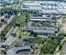  ?? Foto: Ulrich Wagner ?? Die Bebauung würde zwischen dem Bahnpark (unterer Bildrand) und der Messe (Hin tergrund) liegen. Das Foto zeigt den Blick nach Süden.