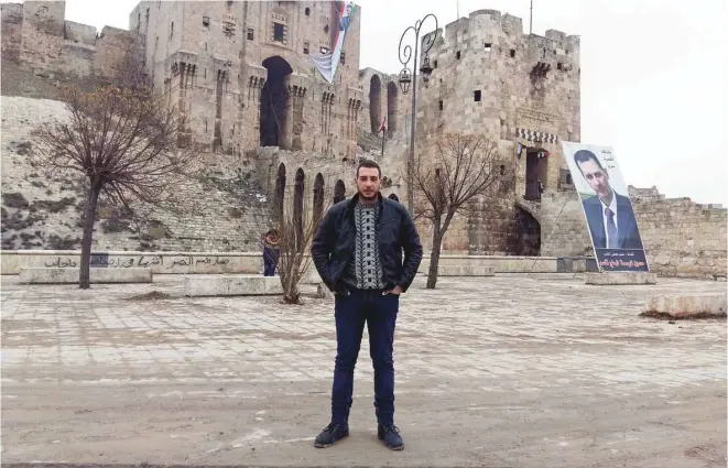  ?? JEAN-PIERRE GORKYNIAN ?? Mon cousin Gio devant la citadelle d’Alep, où ont été installés des portraits géants flambant neufs du président syrien Bachar al-Assad.