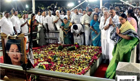  ??  ?? ALLIANCE OF NECESSITY O. Panneersel­vam and Deepa Jayakumar at Marina beach