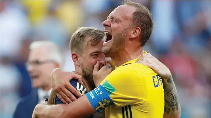  ?? Bild: MATTHEW CHILDS ?? MATCHVINNA­RE. Lagkapten Andreas Granqvist satte straffen som gjorde att Sverige vann premiären. Han firade med John Guidetti.