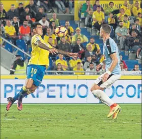  ?? FOTO: EFE ?? Sergio Araujo, el más activo Buscó siempre el gol, pero le faltó el acierto final