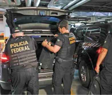  ?? FOTO: ?? BRASILIA. Como parte de la operación, la Policía investigó la sede del Partido Liberal.
AFP