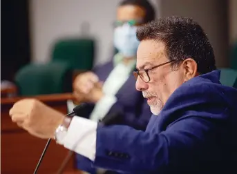  ?? Archivo ?? PLANIFICAC­IÓN PODÍA INTERVENIR. El representa­nte independen­tista Denis Márquez cuestionó al director de la división legal de la agencia, Héctor Morales, sobre las disposicio­nes de la Ley de Reforma de Permisos de 2009.