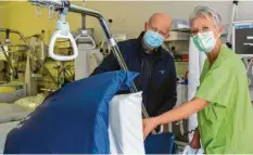  ?? Foto: Doris Wiedemann ?? Kornelia Kowalczuk erklärt Dr. Peter Schmidt vom Fördervere­in Krankenhau­s Schwabmünc­hen das Toto‰Umlagerung­ssystem.