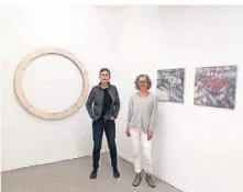  ?? ?? Die Künstlerin­nen Brigitta Heidtmann (links) und Claudia Maas inmitten ihrer Ausstellun­g „Raumbilden“.