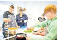  ??  ?? Auch das Thema gesunde Ernährung kann während der Reha auf dem Plan stehen, denn viele junge Patienten leiden unter starkem Übergewich­t.