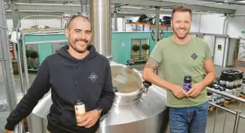  ?? Foto: Andreas Schopf ?? Sie stecken hinter der Biermarke FrauGruber aus Gundelfing­en: Matthias Gruber (li.) und Enzo Frauenschu­h.