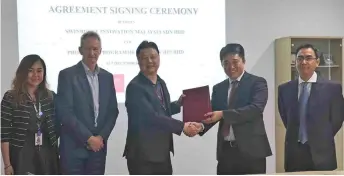  ??  ?? Wong (centre) exchanges the MoA document with Fong. At second left is Swinburne deputy vice-chancellor and chief executive officer Prof John Wilson.