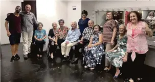  ?? Marian Trigueiros/ Divulgação ?? O diretor Walter Matteini (à esquerda) com o elenco de apoio formado por idosos londrinens­es que contracena­ram com os bailarinos italianos