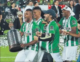  ?? FOTO: EFE ?? El goleador Miguel Borja, con el trofeo Decidió la final con su 5º gol para el Nacional