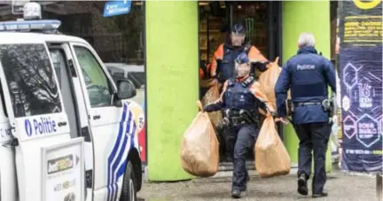  ?? FOTO'S WIM HENDRIX ?? De politie haalde zakken vol cannabis en cannabispl­anten uit de winkel.