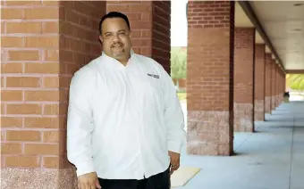  ??  ?? Eliseo Díaz es propietari­o de una agencia de publicidad, de una revista de descuentos y opera una franquicia local de una cadena puertorriq­ueña de pizzerías.