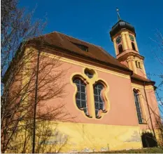  ??  ?? Die Kirche St. Peter und Paul in Wollishaus­en wurde im Jahr 1747 im Auftrag des Klosters Oberschöne­nfeld errichtet. Baumeister waren Joseph Dossenberg­er der Jün‰ gere und sein Bruder Hans Adam. Charakteri­stisch an der Dossenberg­er‰Baukunst sind die geschweift­en Fenster.