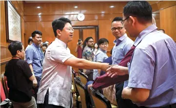  ??  ?? Tian greets media representa­tives during the roundtable at the Chinese Embassy. — Bernama photo