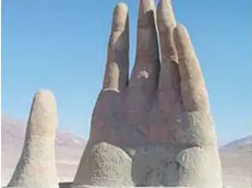  ??  ?? ►► “Mano en el desierto”, obra icónica del escultor chileno Mario Irarrázaba­l.