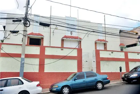  ?? ABEL UREÑA ?? La emblemátic­a edificació­n ubicada en la calle Beller número 113, acoge los integrante­s de la logia que honran su lema “Amistad, Amor y Verdad”.