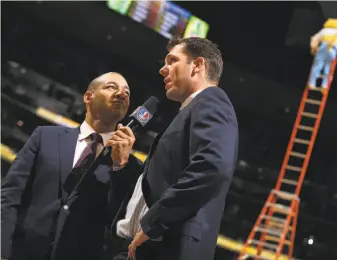  ?? Doug Pensinger / Getty Images 2015 ?? Luke Walton, then with the Warriors, is interviewe­d with the Nuggets’ mascot in view.