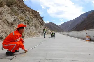  ??  ?? Obreros de las carreteras Sichuan-Tíbet.