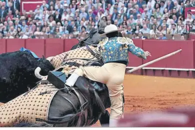  ?? ?? ‘Picarón’, primer toro de la tarde, descabalgó de esa manera al picador Óscar Bernal.