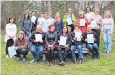  ?? FOTO: STADT TUTTLINGEN ?? Die Teilnehmer des „Danube Guides“-Trainings haben nach zwei Wochen intensiver Schulung im Möhringer Naturfreun­dehaus ihr Zertifikat als Donau-Führer erhalten.