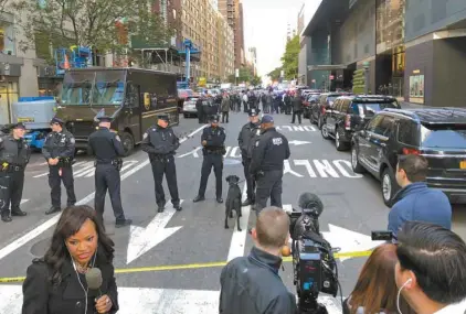  ?? KEVIN HAGEN ASSOCIATED PRESS ?? Les policiers montent la garde devant l’édifice Time Warner, à New York, où loge CNN. Un colis piégé y avait été déposé à l’intention de l’ancien directeur de la CIAJohn Brennan.
