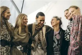  ??  ?? Isabel Marant con alcune modelle nel backstage della sfilata A/I 2019-20 svoltasi a Parigi in febbraio. A Milano, il nuovo negozio occupa un edificio di quattro piani in via Santo Spirito. Isabel Marant nel mondo ha 24 monomarca e 13 partner store, ed è prevista l’apertura di altre 10 boutique.