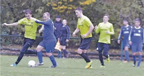  ?? NGZ-FOTO: LOTHAR BERNS. ?? Bei scheußlich­em Wetter zeigte der VfL Jüchen/Garzweiler eine bescheiden­e Leistung und war gegen den Rather SV die schwächere Mannschaft. Dank einer Einzelakti­on von Rückkehrer Thorben Schmitt (2.v.l.) reichte es dennoch zum 1:0-Zittersieg, wodurch der...