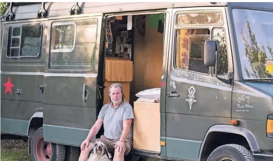  ??  ?? Der Dieter Jürgens sucht für sich, Hund Paul und das Wohnmobil eine Wiese, auf der er wohnen dürfte.