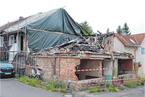  ?? FOTO: SEBASTIAN KORINTH ?? Fünf Container mit Müll hat die Stadt bereits abtranspor­tieren lassen, doch die Brandruine an der Steingrube steht immer noch.