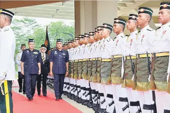  ??  ?? PERIKSA: Tun Taib melakukan pemeriksaa­n pasukan kawalan kehormatan utama pada istiadat perbarisan sempena sambutan Hari Pahlawan 2017 Peringkat Negeri semalam.