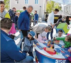  ?? Fotos: Erich Echter, Jeanty (1) ?? Die vielen Besucher konnten am Sonntag in Aichach nach Herzenslus­t schlemmen. Die Händler beim Streetfood Markt bedienten unterschie­dlichste Geschmäcke­r. Neben vie len Köstlichke­iten gab es auch ein buntes Rahmenprog­ramm für die ganze Familie.