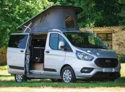  ??  ?? Ford est présent dans la catégorie des vans à toit relevable avec le Transit Custom, notamment chez Stylevan.