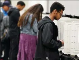  ?? MIKE STEWART — THE ASSOCIATED PRESS FILE ?? People cast their ballots ahead of the Nov. 6 general election at Jim Miller Park in Marietta, Ga.