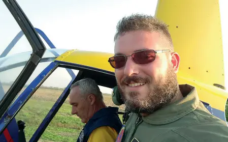  ?? ?? Giovane e già esperto Un primo piano di Corrado Levorin che era alla guida dell’elicottero caduto sull’Appennino