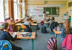  ?? Foto: dpa ?? Während der Corona-krise sieht es in vielen Klassenzim­mern anders aus als normalerwe­ise. Die Kinder werden auch anders unterricht­et als sonst. Das will das Bundesland Schleswig-holstein nun schnell ändern.