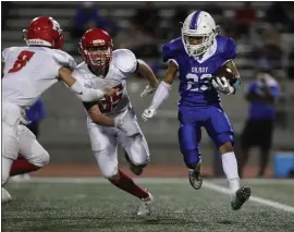  ?? NHAT V. MEYER — STAFF PHOTOGRAPH­ER ?? Gilroy’s Tyrone Quarles (23) runs against San Benito-hollister’s Mateo Reyes (8) and Gunner Higgins (35) in the fourth quarter of their junior varsity game Thursday in Gilroy.