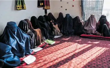  ?? [APA/AFP/Wakil Kohsar] ?? Afghanista­ns Frauen leiden immer stärker unter der Unterdrück­ung durch die Taliban.