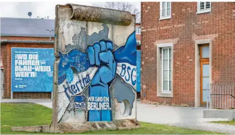  ?? FOTO: GORA/DPA ?? Vor der Geschäftss­telle von Hertha BSC steht ein Stück der Berliner Mauer. Das abstiegsge­fährdete Team der Berliner muss 14 Tage in Quarantäne gehen.