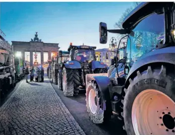  ?? FOTO: JÖRG CARSTENSEN/DPA ?? Zahlreiche Traktoren rollten am Montagmorg­en vor das Brandenbur­ger Tor in Berlin.