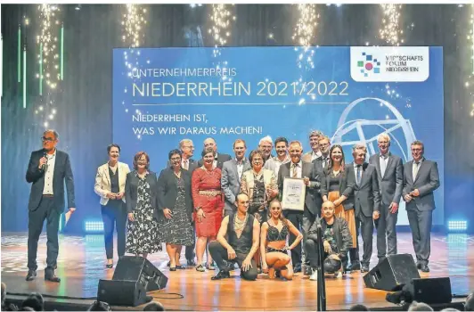  ?? RP-FOTOS: GOTTFRIED EVERS ?? Zum großen Finale versammelt­en sich Preisträge­r, Organisato­ren, Redner und Künstler auf der Bühne der Stadthalle.