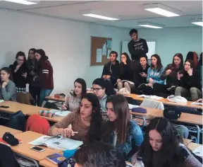  ?? XAVIER PIÑOL ?? Alumnos del Institut Joan Solà utilizando sus móviles
personales en clase