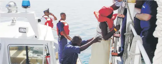  ?? archivo/efe ?? Reportes de la Guardia Costera dan cuenta de que en la embarcació­n viajaban niños que fueron rescatados con vida.